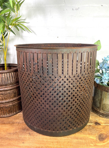 Rustic Hand Made Metal Lattice Basket Side Garden Table Plant Stand